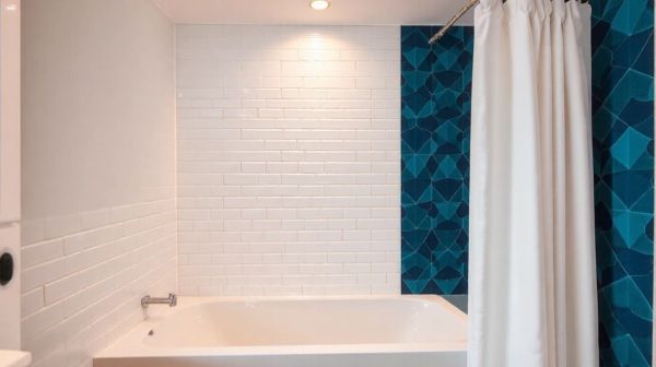 Top 5 idées de panneaux muraux pour moderniser votre salle de bain
