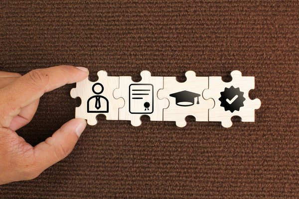 Quelles qualifications sont requises pour exercer comme spécialiste en restauration de livres rares ?